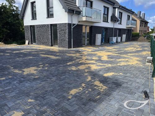 vollversiegelte Aussenanlagen Neubau Reihenhäuser